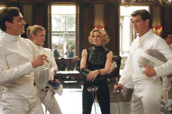 bond-2002-meurs-un-autre-jour-brosnan-pike-madonna.jpg