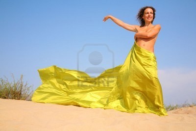 5140369-nu-femme-avec-tissu-jaune-sur-le-sable