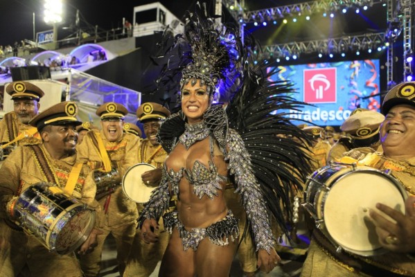 Rio-de-Janeiro-Carnival-2012-Parades-in-Sambadrome-copie-1.jpg