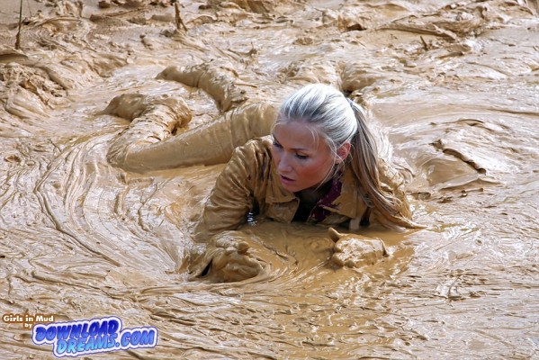 jeans_and_leather_girl_rolling_in_mud_005.jpg