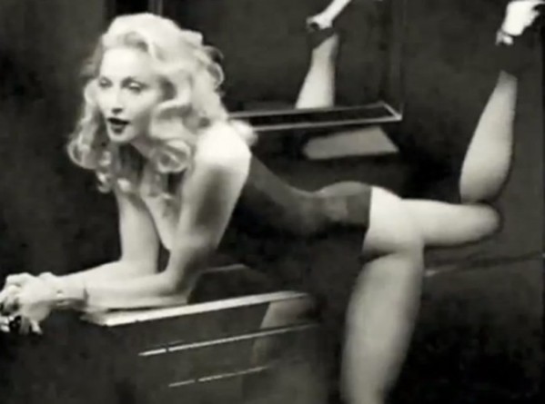 Madonna-en-lingerie-fine-sexy-pour-son-parfum.theassbook.er.jpg