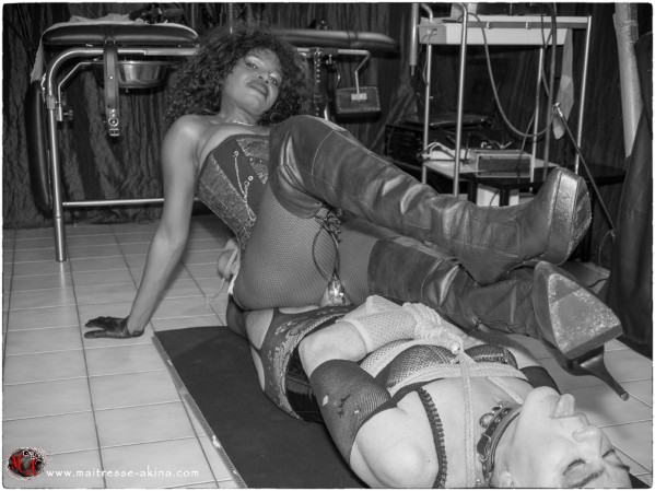 akina-cuir-bondage-shibari-leather-mistress-maitre-copie-6.jpg