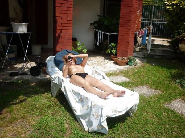 bain-de-soleil-femme-nu-photo-mobile.jpg
