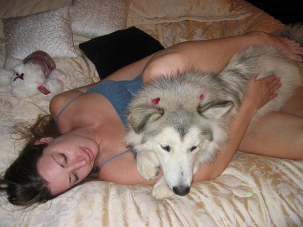 fille nue avec son chien 3