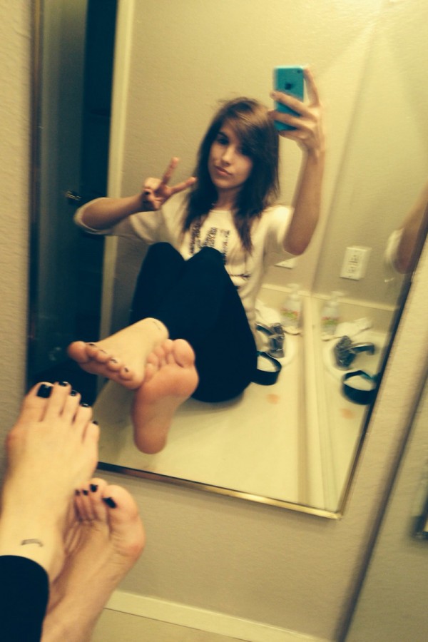 pieds-selfie-teen.jpg