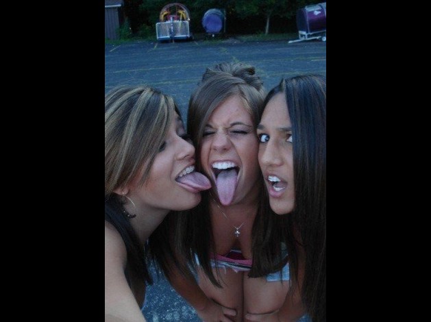 juillet-2008--Hot_girls_showing_Tongues.jpg