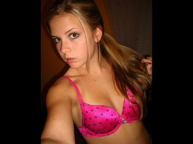 juin-2008--Self_pic_with_pink_bra_and_braces.jpg