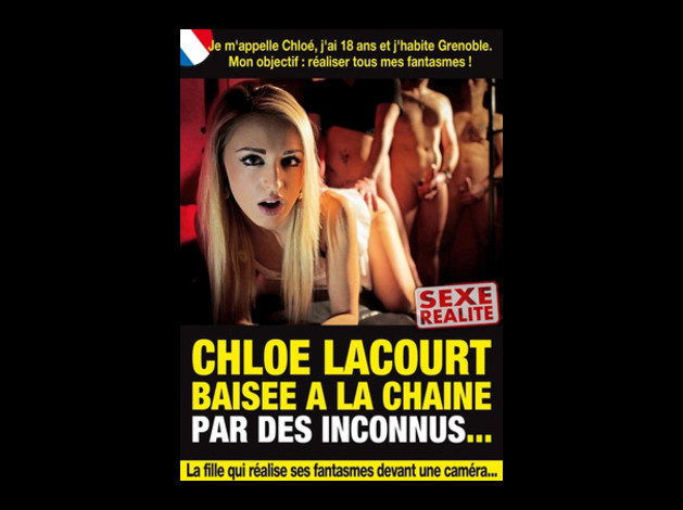 (DIV1423) Chloé Lacourt - Baisée à la chaîne par des in