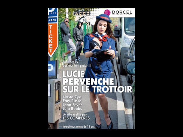 (DOR1222) Lucie, Pervenche sur le trottoir