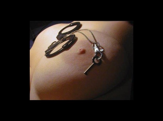 menottes-sur-seins.jpg