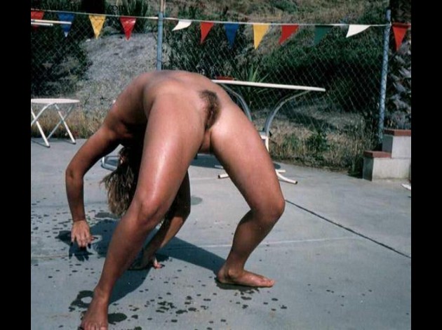 amatoriale---mia-zia-fa-yoga-nuda-in-cortile.jpg