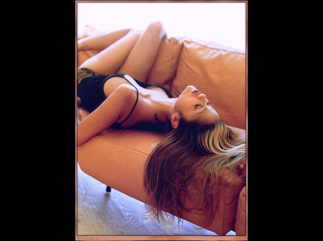 brune_tres_sexy_sur_canape__.jpg