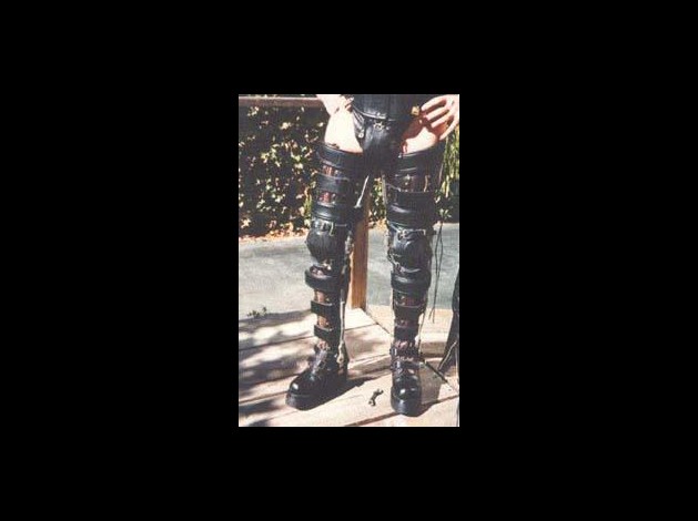 legbracecuir1.jpg