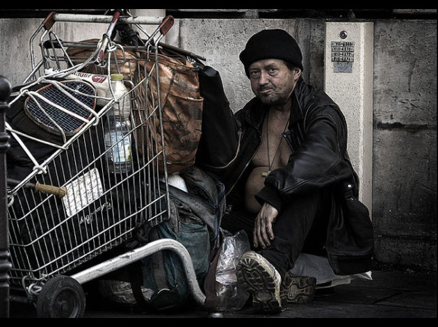 798px-HomelessParis_7032101.jpg