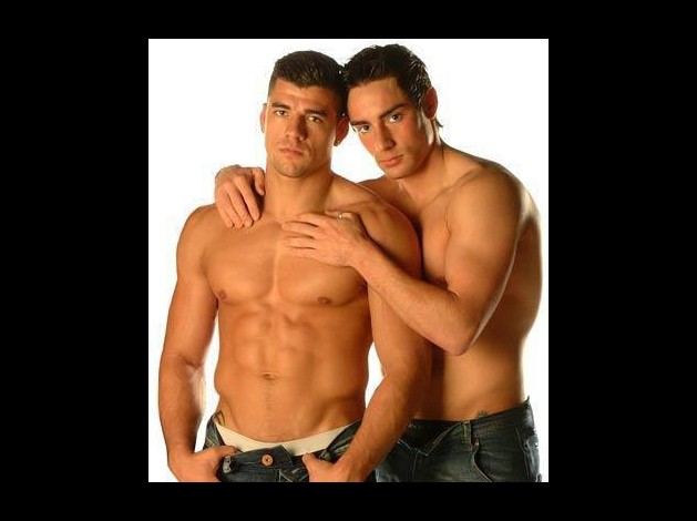 2 hommes biens  musclés