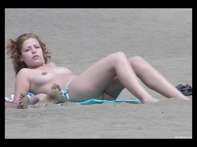 nue à la plage