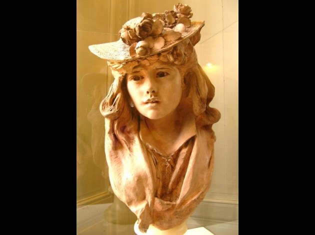 jeune fille au chapeau fleuri Rodin.jpg