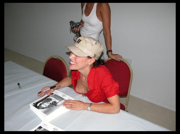 Alyssa-Milano-B--49-.jpg