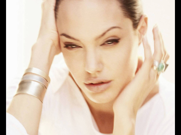002.--Angelina-Jolie-Angelina-Jolie---Wallpaper--10-.jpg