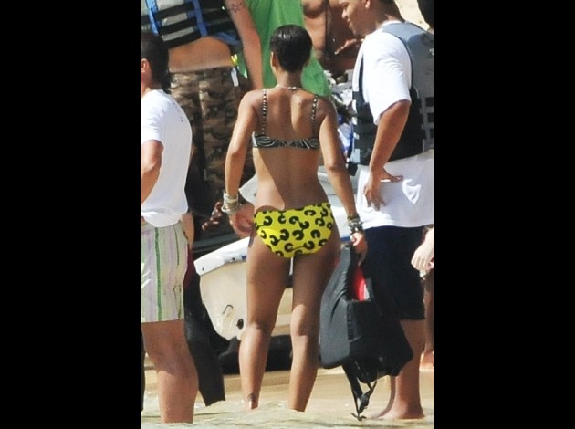 Rihanna-paparazzi-beach--5-.jpg