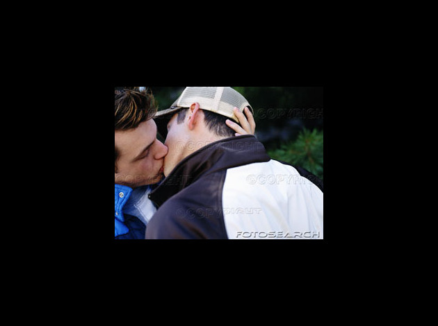 deux-jeune-hommes-baisers-gros-plan---200150956-001.jpg