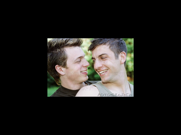 deux-jeune-hommes-embrasser-sourire---200150952-001.jpg
