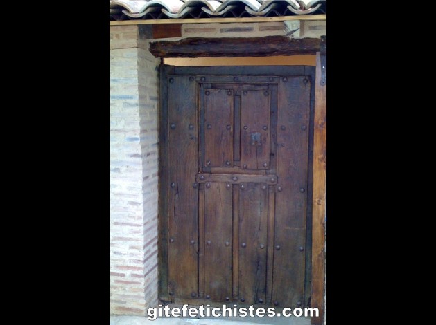 La porte d'entrée très ancienne du gîte fétichiste