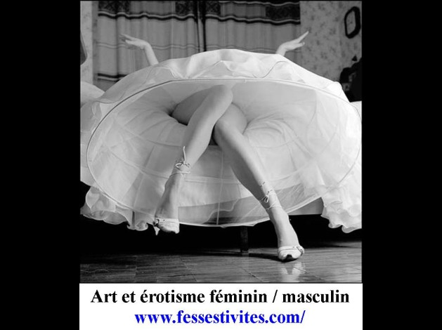 Art érotisme féminin  femme  nu  robe dessous jambe chaus