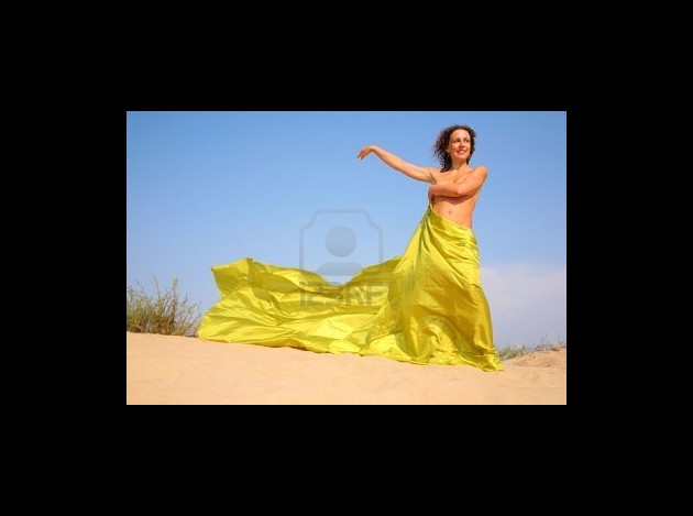 5140369-nu-femme-avec-tissu-jaune-sur-le-sable