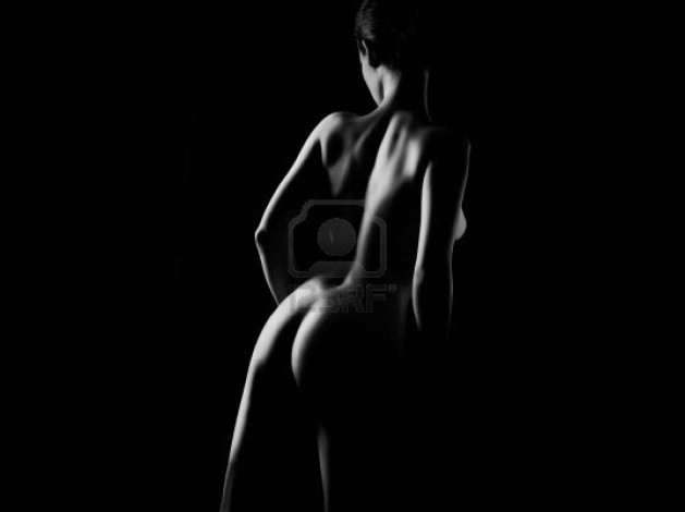 8289704-nue-femme-nue-retour-photo-de-noir-et-blanc-de-nudi