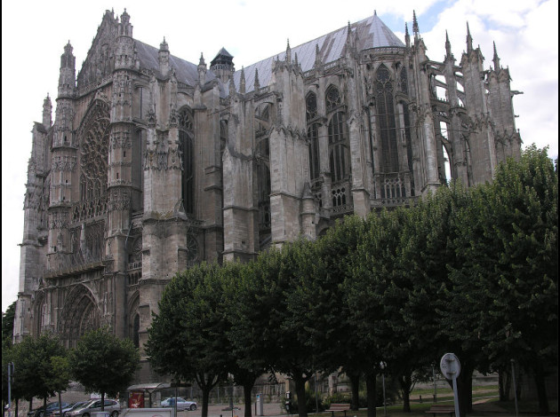 800px-Beauvais_Cathedral_SE_exterior.jpg