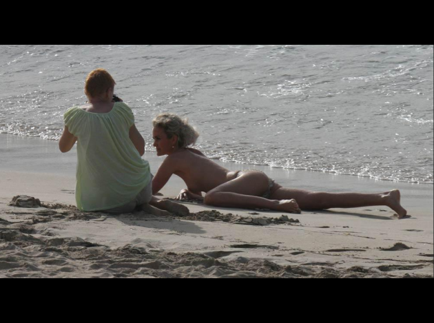 Laeticia-Hallyday-nue-sur-la-plage