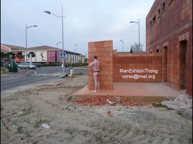 ManExhibInThong by Socat - mars 2009 - Maison en chantier a