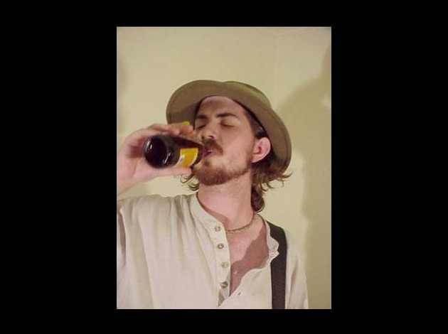 musciandrinkingbeer.jpg