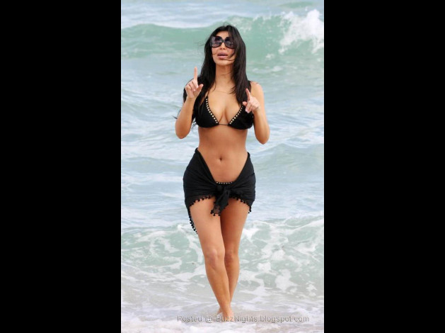 Kim-Kardashian-sexy-boob-snap-5 copy