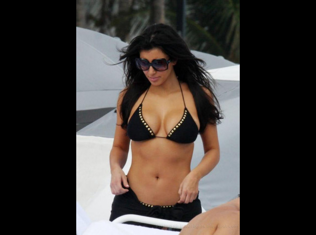 Kim-Kardashian-sexy-boob-snap-7 copy