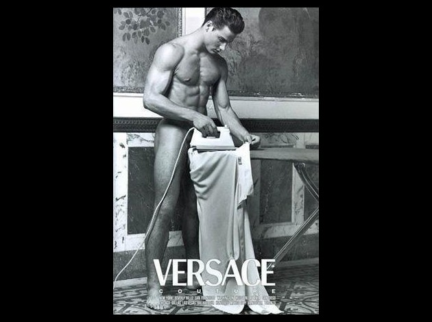 homme-repassage-versace