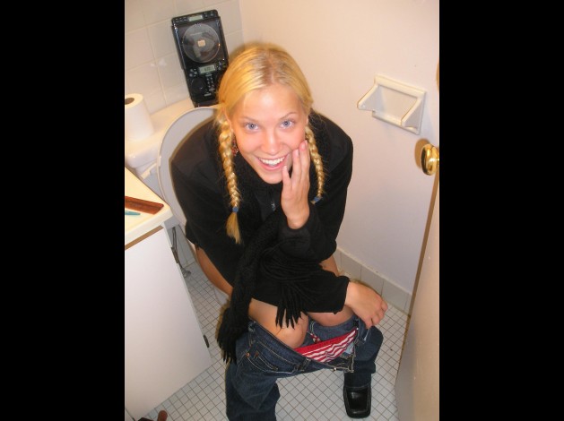 fille surprise sur aux toilettes pisseuse (3)