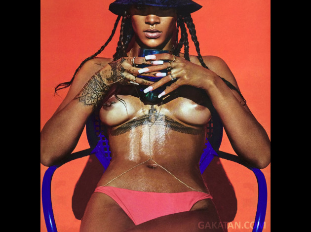 Rihanna-nue-LUI-magazine-6-GaKaTaN