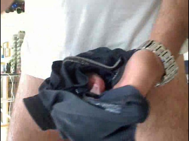 over-blog.Markus se branle dans son short (vidéo)-copie-33