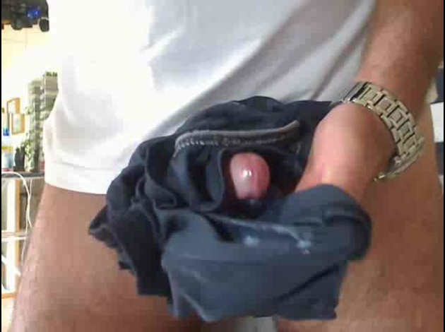 over-blog.Markus se branle dans son short (vidéo)-copie-37