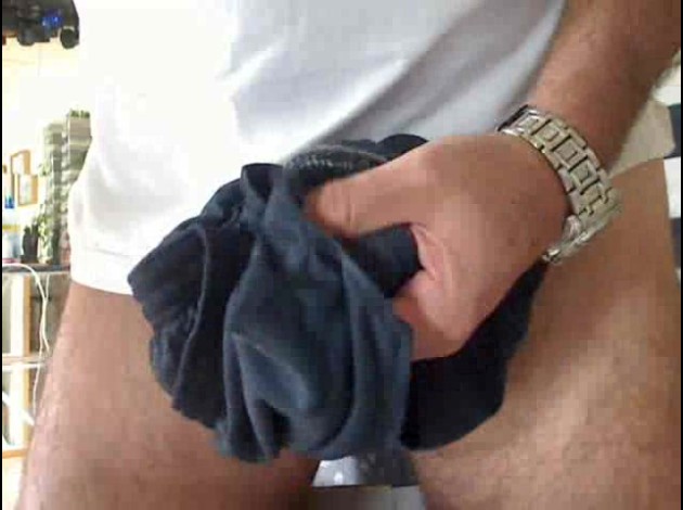 over-blog.Markus se branle dans son short (vidéo)-copie-38