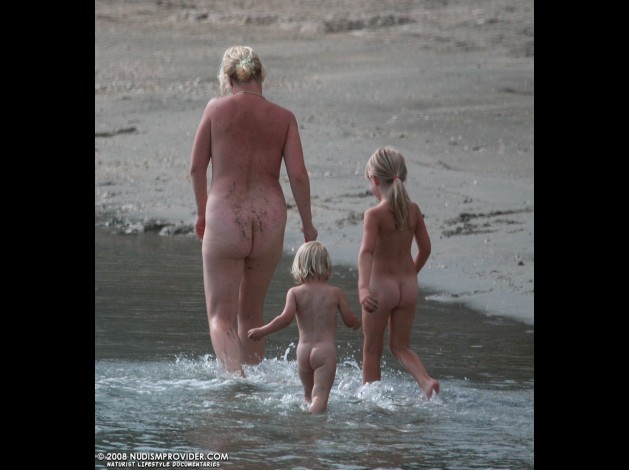 topless-skinny-dipping