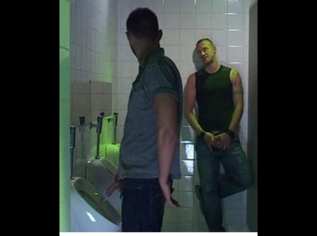 uro pissing urine piss pisse gay mec viril photo (4)8