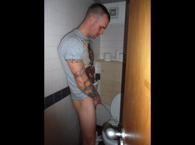 uro pissing urine piss pisse gay mec viril photo110