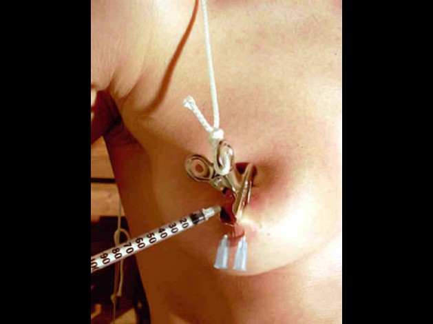 Aiguilles dans les seins (172)
