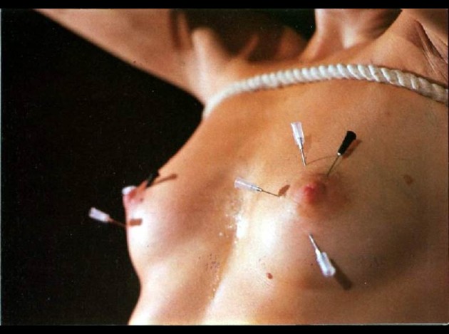 Aiguilles dans les seins (53)