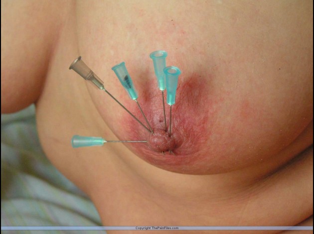 Aiguilles dans les seins (63)