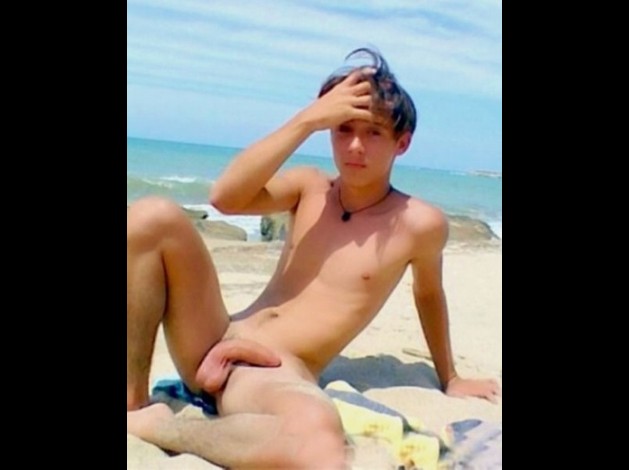 BOGOSSE NU SUR LA PLAGE