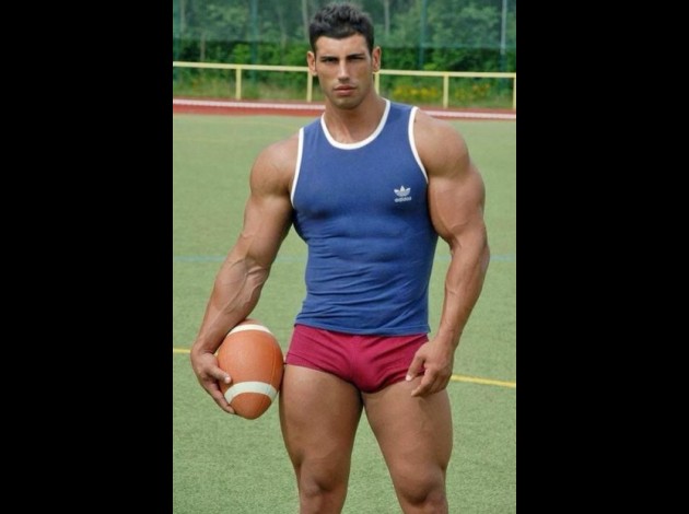 JOLIE RUGBYMAN EN SHORT MOULANT